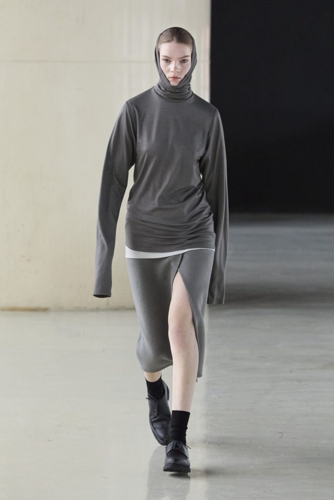 For Winter 2025, Rier embraces the crisp mountain cold with sharp, vertical silhouettes. For Winter 2025, Rier embraces the crisp mountain cold with sharp, vertical silhouettes. Vanity Teen 虚荣青年 Lifestyle & new faces magazine