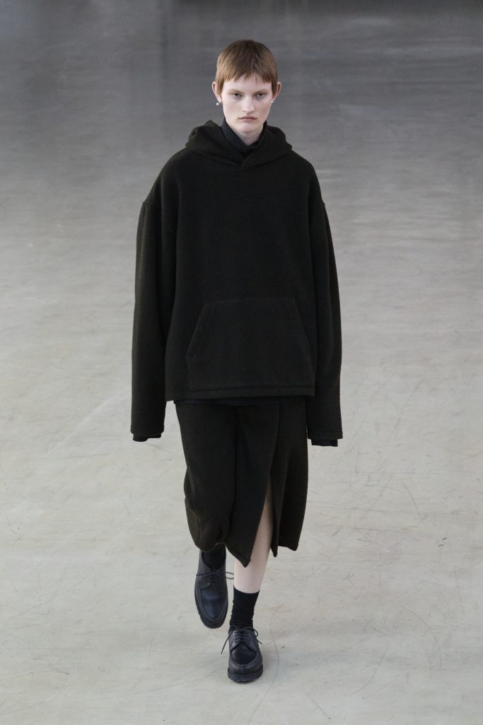 For Winter 2025, Rier embraces the crisp mountain cold with sharp, vertical silhouettes. For Winter 2025, Rier embraces the crisp mountain cold with sharp, vertical silhouettes. Vanity Teen 虚荣青年 Lifestyle & new faces magazine