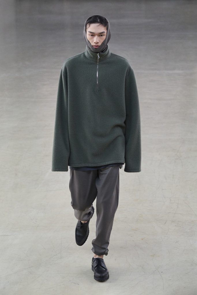 For Winter 2025, Rier embraces the crisp mountain cold with sharp, vertical silhouettes. For Winter 2025, Rier embraces the crisp mountain cold with sharp, vertical silhouettes. Vanity Teen 虚荣青年 Lifestyle & new faces magazine