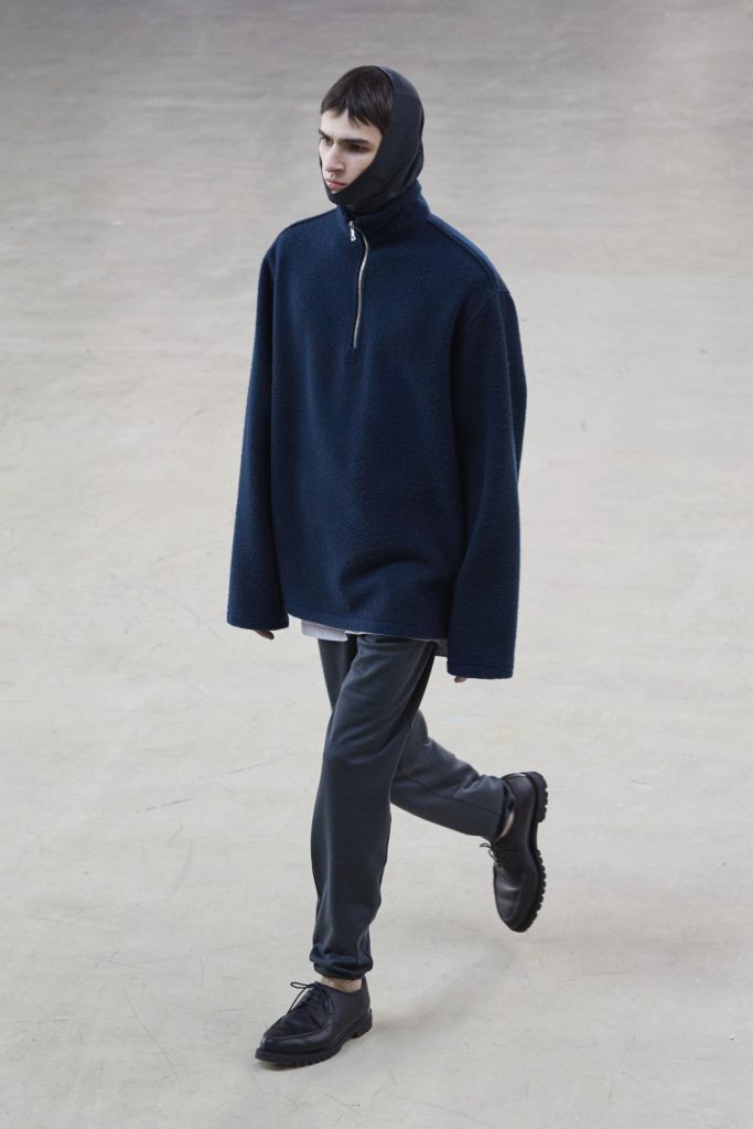 For Winter 2025, Rier embraces the crisp mountain cold with sharp, vertical silhouettes. For Winter 2025, Rier embraces the crisp mountain cold with sharp, vertical silhouettes. Vanity Teen 虚荣青年 Lifestyle & new faces magazine