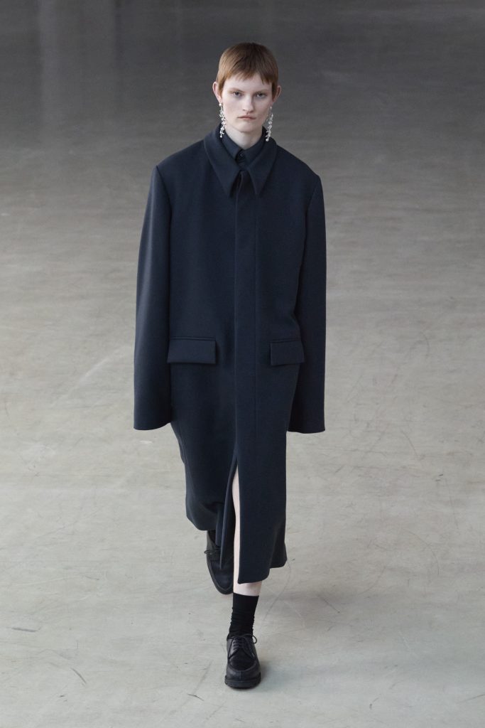 For Winter 2025, Rier embraces the crisp mountain cold with sharp, vertical silhouettes. For Winter 2025, Rier embraces the crisp mountain cold with sharp, vertical silhouettes. Vanity Teen 虚荣青年 Lifestyle & new faces magazine