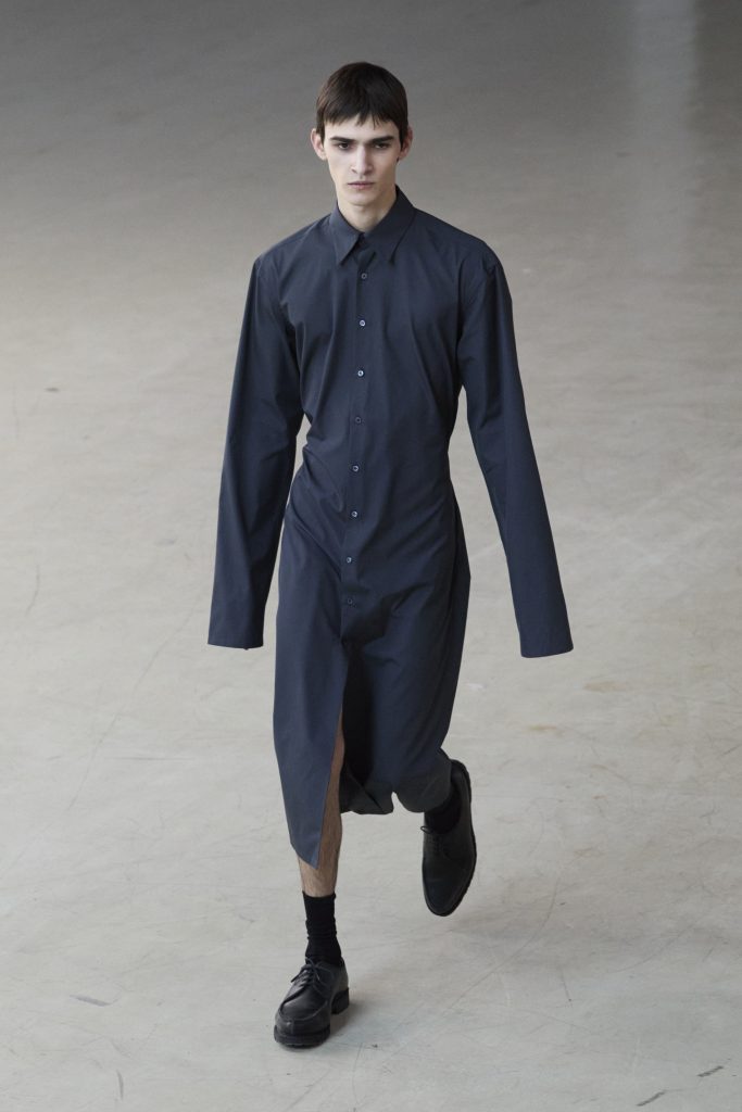 For Winter 2025, Rier embraces the crisp mountain cold with sharp, vertical silhouettes. For Winter 2025, Rier embraces the crisp mountain cold with sharp, vertical silhouettes. Vanity Teen 虚荣青年 Lifestyle & new faces magazine