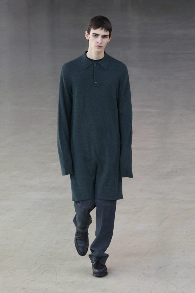 For Winter 2025, Rier embraces the crisp mountain cold with sharp, vertical silhouettes. For Winter 2025, Rier embraces the crisp mountain cold with sharp, vertical silhouettes. Vanity Teen 虚荣青年 Lifestyle & new faces magazine