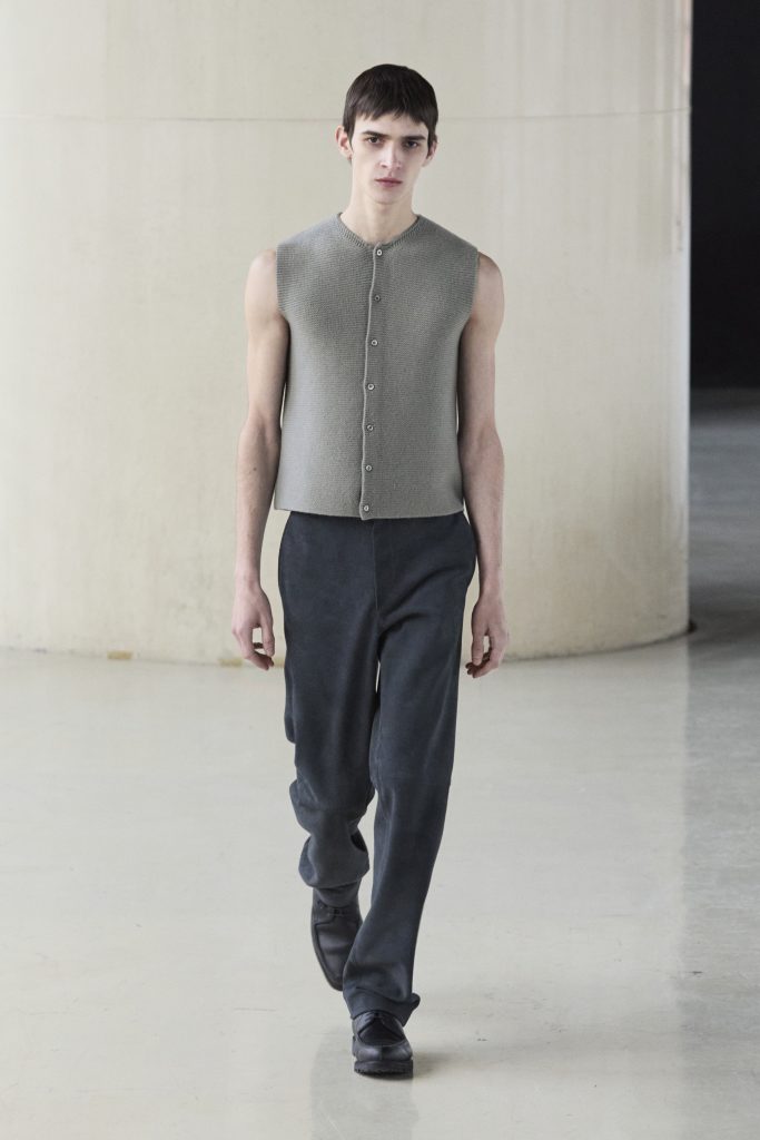 For Winter 2025, Rier embraces the crisp mountain cold with sharp, vertical silhouettes. For Winter 2025, Rier embraces the crisp mountain cold with sharp, vertical silhouettes. Vanity Teen 虚荣青年 Lifestyle & new faces magazine