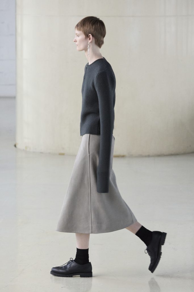 For Winter 2025, Rier embraces the crisp mountain cold with sharp, vertical silhouettes. For Winter 2025, Rier embraces the crisp mountain cold with sharp, vertical silhouettes. Vanity Teen 虚荣青年 Lifestyle & new faces magazine