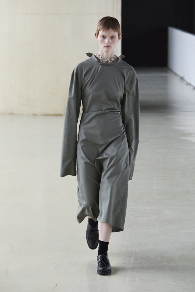 For Winter 2025, Rier embraces the crisp mountain cold with sharp, vertical silhouettes. For Winter 2025, Rier embraces the crisp mountain cold with sharp, vertical silhouettes. Vanity Teen 虚荣青年 Lifestyle & new faces magazine