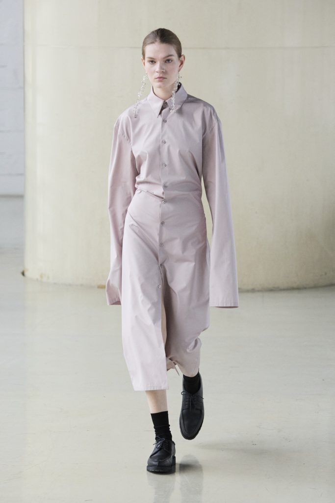 For Winter 2025, Rier embraces the crisp mountain cold with sharp, vertical silhouettes. For Winter 2025, Rier embraces the crisp mountain cold with sharp, vertical silhouettes. Vanity Teen 虚荣青年 Lifestyle & new faces magazine