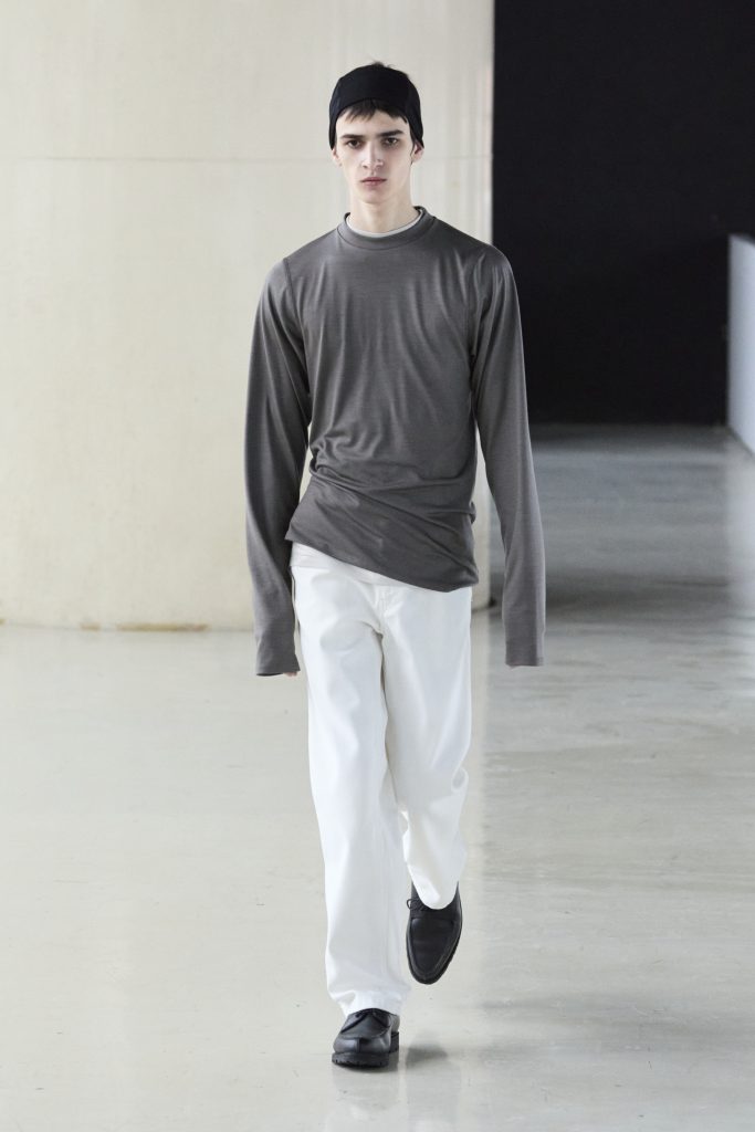 For Winter 2025, Rier embraces the crisp mountain cold with sharp, vertical silhouettes. For Winter 2025, Rier embraces the crisp mountain cold with sharp, vertical silhouettes. Vanity Teen 虚荣青年 Lifestyle & new faces magazine