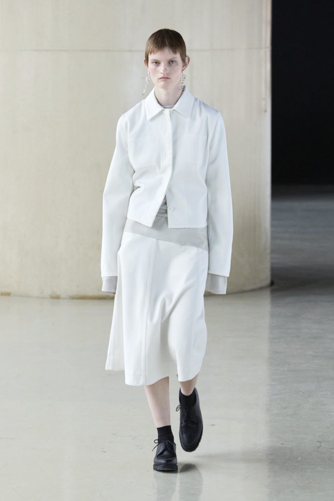 For Winter 2025, Rier embraces the crisp mountain cold with sharp, vertical silhouettes. For Winter 2025, Rier embraces the crisp mountain cold with sharp, vertical silhouettes. Vanity Teen 虚荣青年 Lifestyle & new faces magazine