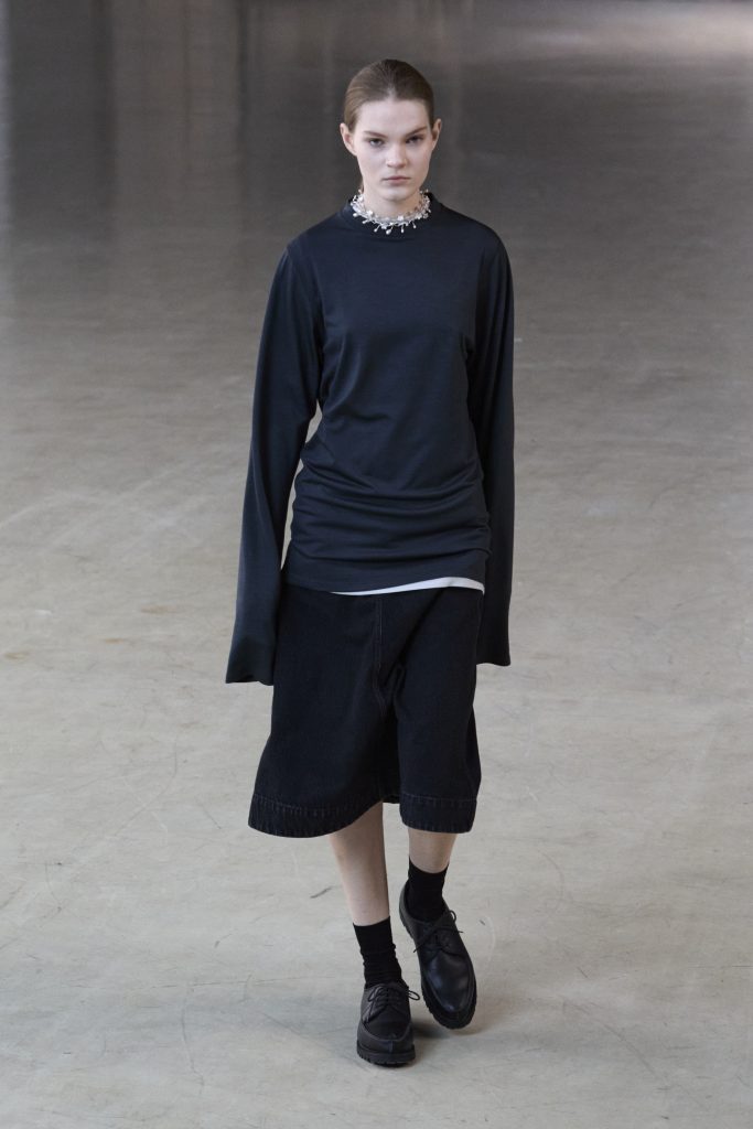 For Winter 2025, Rier embraces the crisp mountain cold with sharp, vertical silhouettes. For Winter 2025, Rier embraces the crisp mountain cold with sharp, vertical silhouettes. Vanity Teen 虚荣青年 Lifestyle & new faces magazine