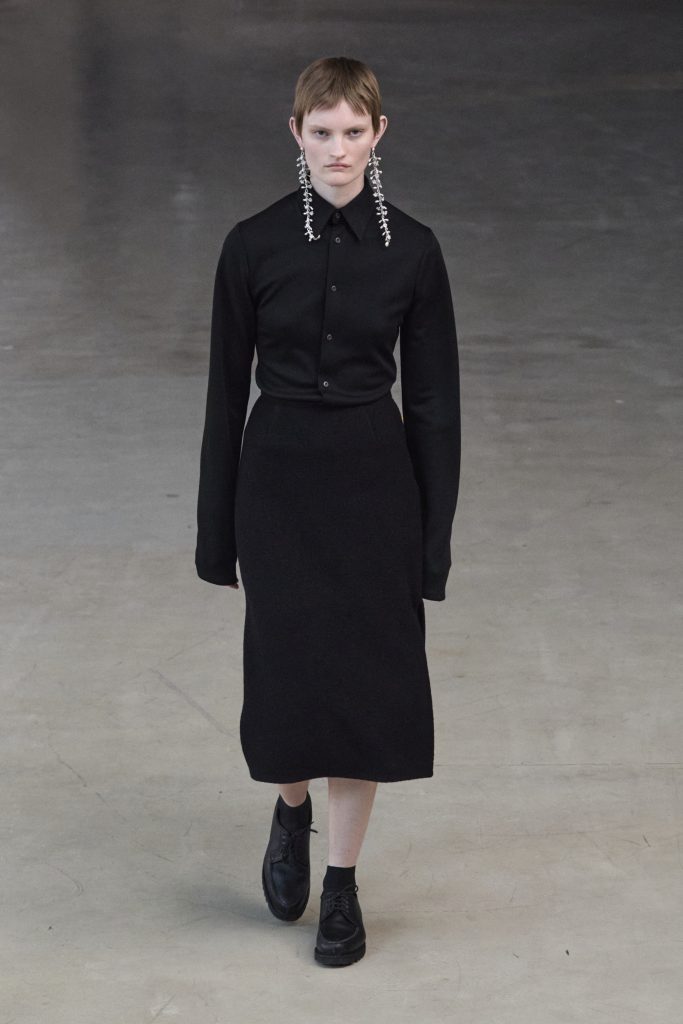 For Winter 2025, Rier embraces the crisp mountain cold with sharp, vertical silhouettes. For Winter 2025, Rier embraces the crisp mountain cold with sharp, vertical silhouettes. Vanity Teen 虚荣青年 Lifestyle & new faces magazine