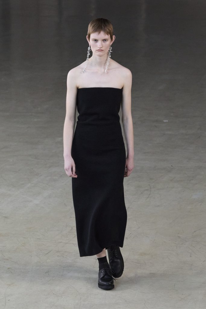 For Winter 2025, Rier embraces the crisp mountain cold with sharp, vertical silhouettes. For Winter 2025, Rier embraces the crisp mountain cold with sharp, vertical silhouettes. Vanity Teen 虚荣青年 Lifestyle & new faces magazine