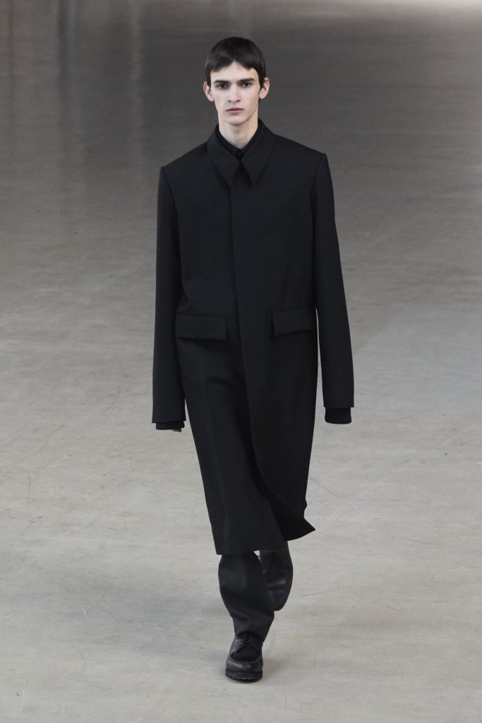 For Winter 2025, Rier embraces the crisp mountain cold with sharp, vertical silhouettes. For Winter 2025, Rier embraces the crisp mountain cold with sharp, vertical silhouettes. Vanity Teen 虚荣青年 Lifestyle & new faces magazine