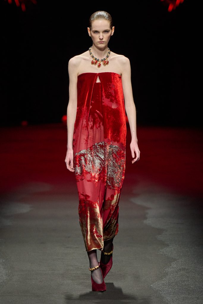 Pompeii Future: Roberto Cavalli’s Opulence in Ash and Ode to Eternal Elegance Pompeii Future: Roberto Cavalli’s Opulence in Ash and Ode to Eternal Elegance Vanity Teen 虚荣青年 Lifestyle & new faces magazine