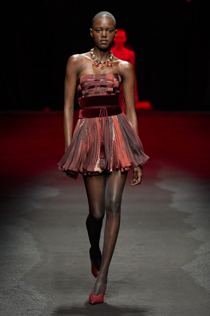 Pompeii Future: Roberto Cavalli’s Opulence in Ash and Ode to Eternal Elegance Pompeii Future: Roberto Cavalli’s Opulence in Ash and Ode to Eternal Elegance Vanity Teen 虚荣青年 Lifestyle & new faces magazine