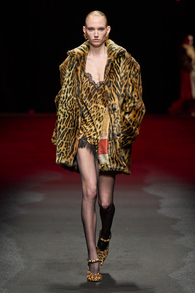 Pompeii Future: Roberto Cavalli’s Opulence in Ash and Ode to Eternal Elegance Pompeii Future: Roberto Cavalli’s Opulence in Ash and Ode to Eternal Elegance Vanity Teen 虚荣青年 Lifestyle & new faces magazine