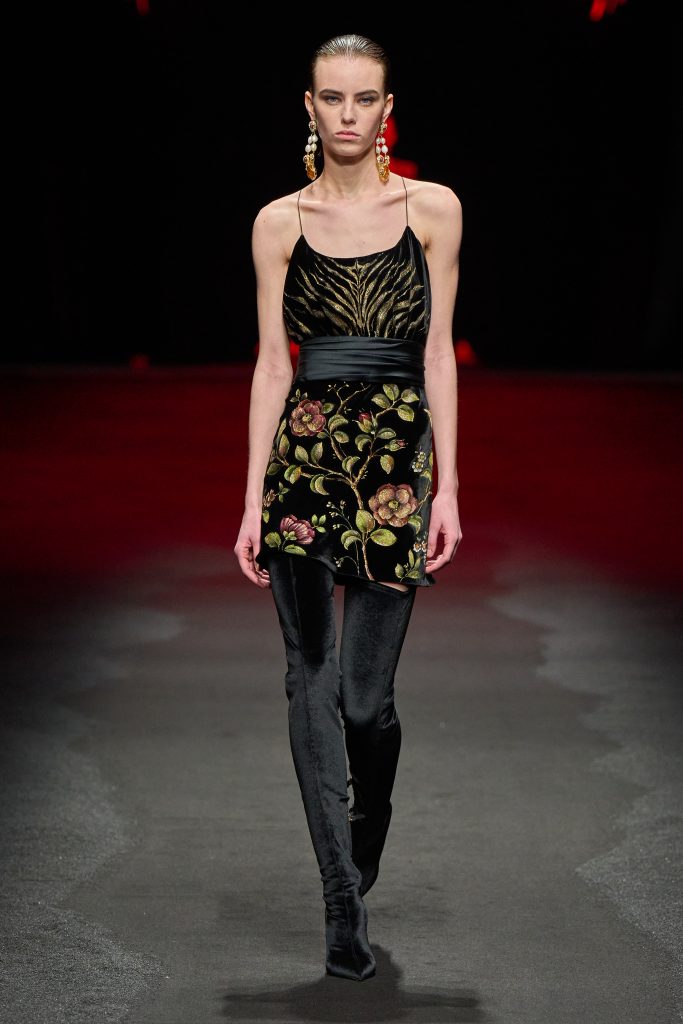 Pompeii Future: Roberto Cavalli’s Opulence in Ash and Ode to Eternal Elegance Pompeii Future: Roberto Cavalli’s Opulence in Ash and Ode to Eternal Elegance Vanity Teen 虚荣青年 Lifestyle & new faces magazine