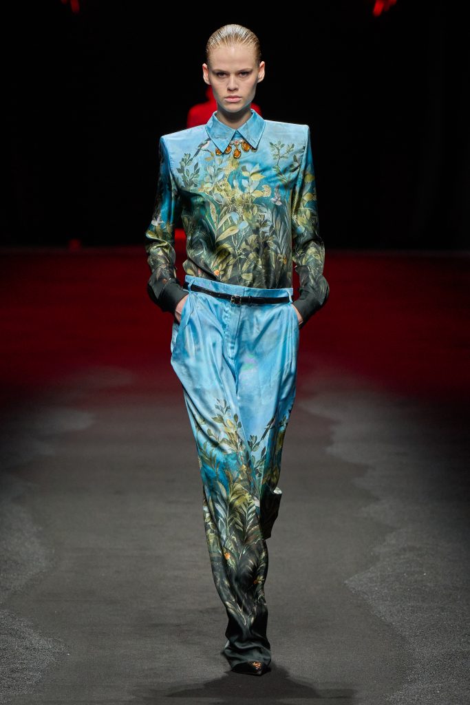 Pompeii Future: Roberto Cavalli’s Opulence in Ash and Ode to Eternal Elegance Pompeii Future: Roberto Cavalli’s Opulence in Ash and Ode to Eternal Elegance Vanity Teen 虚荣青年 Lifestyle & new faces magazine