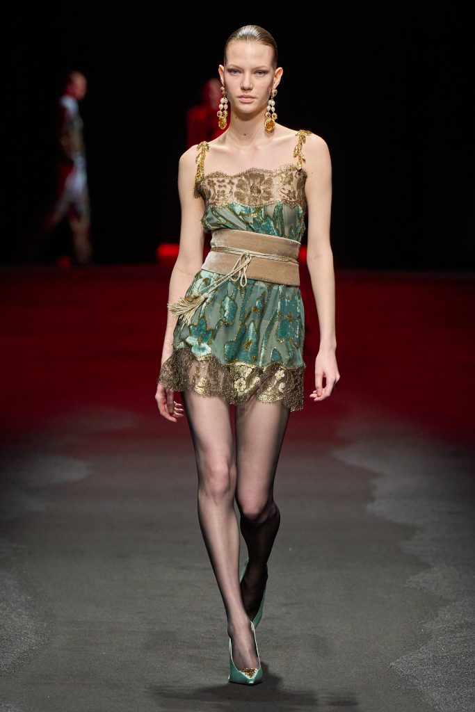 Pompeii Future: Roberto Cavalli’s Opulence in Ash and Ode to Eternal Elegance Pompeii Future: Roberto Cavalli’s Opulence in Ash and Ode to Eternal Elegance Vanity Teen 虚荣青年 Lifestyle & new faces magazine