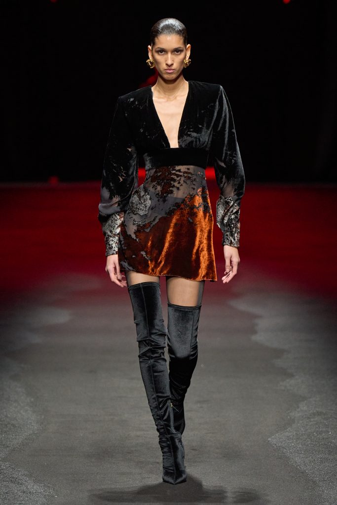 Pompeii Future: Roberto Cavalli’s Opulence in Ash and Ode to Eternal Elegance Pompeii Future: Roberto Cavalli’s Opulence in Ash and Ode to Eternal Elegance Vanity Teen 虚荣青年 Lifestyle & new faces magazine