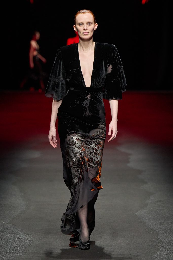 Pompeii Future: Roberto Cavalli’s Opulence in Ash and Ode to Eternal Elegance Pompeii Future: Roberto Cavalli’s Opulence in Ash and Ode to Eternal Elegance Vanity Teen 虚荣青年 Lifestyle & new faces magazine