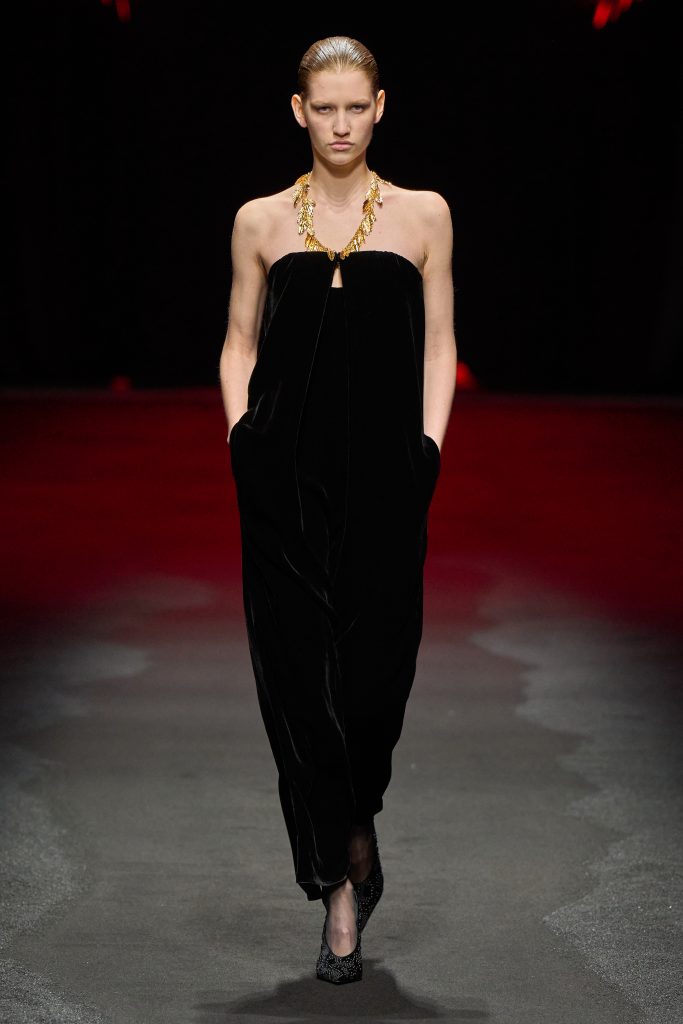 Pompeii Future: Roberto Cavalli’s Opulence in Ash and Ode to Eternal Elegance Pompeii Future: Roberto Cavalli’s Opulence in Ash and Ode to Eternal Elegance Vanity Teen 虚荣青年 Lifestyle & new faces magazine