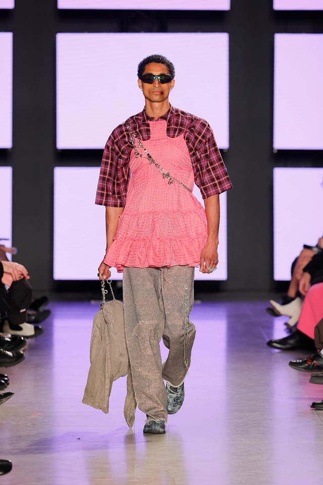 FASHION IN THE AGE OF MADNESS: THE WORLD THROUGH BÁRBARA ATANÁSIO’S EYES FASHION IN THE AGE OF MADNESS: THE WORLD THROUGH BÁRBARA ATANÁSIO’S EYES Vanity Teen 虚荣青年 Lifestyle & new faces magazine