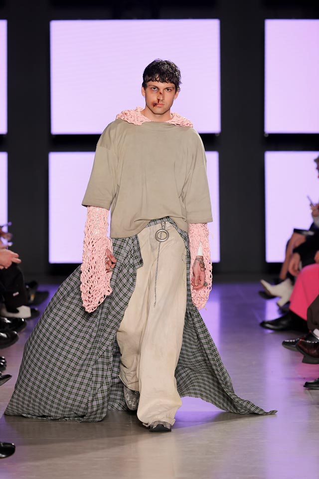 FASHION IN THE AGE OF MADNESS: THE WORLD THROUGH BÁRBARA ATANÁSIO’S EYES FASHION IN THE AGE OF MADNESS: THE WORLD THROUGH BÁRBARA ATANÁSIO’S EYES Vanity Teen 虚荣青年 Lifestyle & new faces magazine