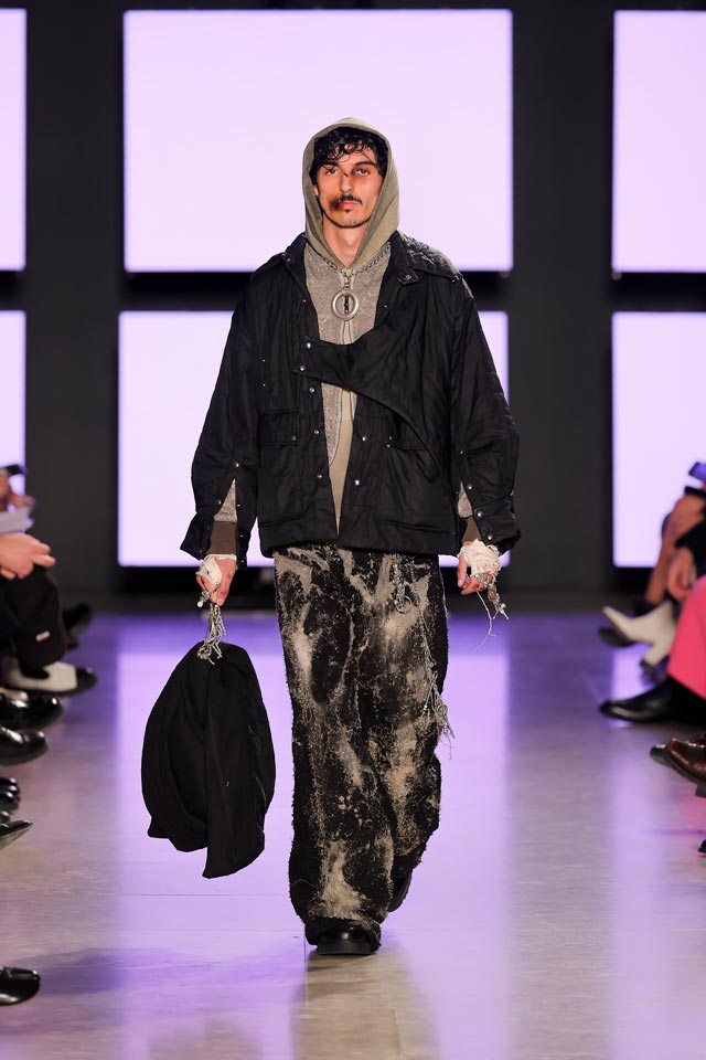 FASHION IN THE AGE OF MADNESS: THE WORLD THROUGH BÁRBARA ATANÁSIO’S EYES FASHION IN THE AGE OF MADNESS: THE WORLD THROUGH BÁRBARA ATANÁSIO’S EYES Vanity Teen 虚荣青年 Lifestyle & new faces magazine