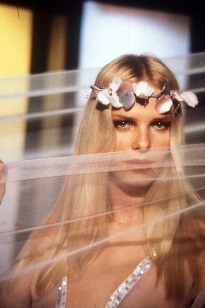 Voulez-vous parler avec moi? - A chat with Cicciolina Voulez-vous parler avec moi? - A chat with Cicciolina Vanity Teen 虚荣青年 Lifestyle & new faces magazine