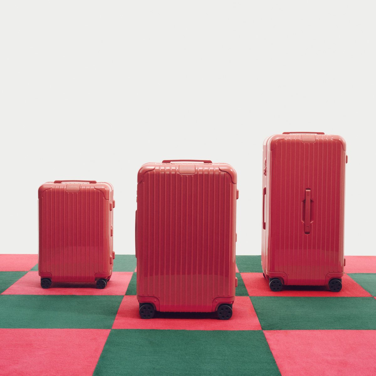 RIMOWA INTRODUCES TWO NEW SEASONAL HUES TO ACCOMPANY GRAND VOYAGES RIMOWA INTRODUCES TWO NEW SEASONAL HUES TO ACCOMPANY GRAND VOYAGES Vanity Teen 虚荣青年 Lifestyle & new faces magazine