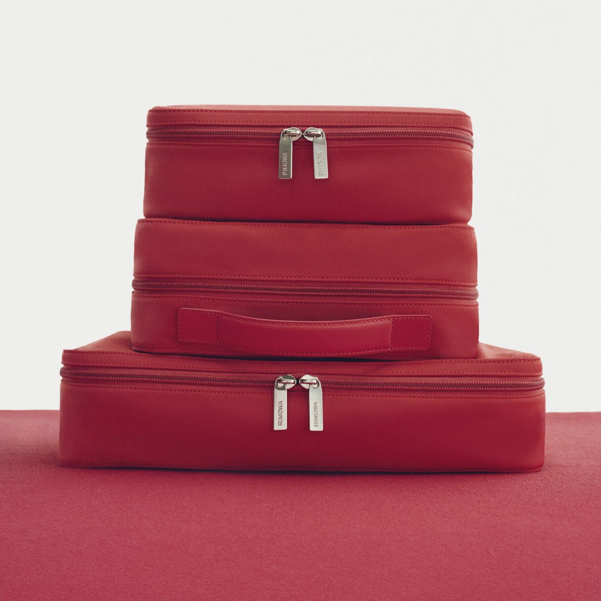RIMOWA INTRODUCES TWO NEW SEASONAL HUES TO ACCOMPANY GRAND VOYAGES RIMOWA INTRODUCES TWO NEW SEASONAL HUES TO ACCOMPANY GRAND VOYAGES Vanity Teen 虚荣青年 Lifestyle & new faces magazine