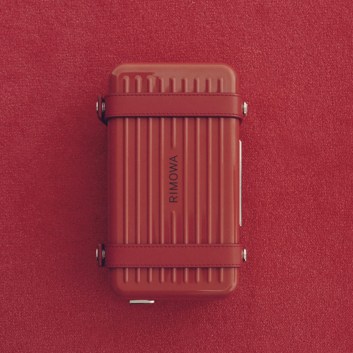 RIMOWA INTRODUCES TWO NEW SEASONAL HUES TO ACCOMPANY GRAND VOYAGES RIMOWA INTRODUCES TWO NEW SEASONAL HUES TO ACCOMPANY GRAND VOYAGES Vanity Teen 虚荣青年 Lifestyle & new faces magazine