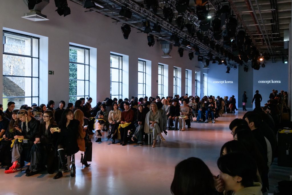 Fusion of K-Fashion and K-Art in Paris at PFW - KOCCA hosts concept Korea FW25 Vanity Teen 虚荣青年 Lifestyle & new faces magazine Fusion of K-Fashion and K-Art in Paris at PFW - KOCCA hosts concept Korea FW25 Fusion of K-Fashion and K-Art in Paris at PFW - KOCCA hosts concept Korea FW25 Vanity Teen 虚荣青年 Lifestyle & new faces magazine