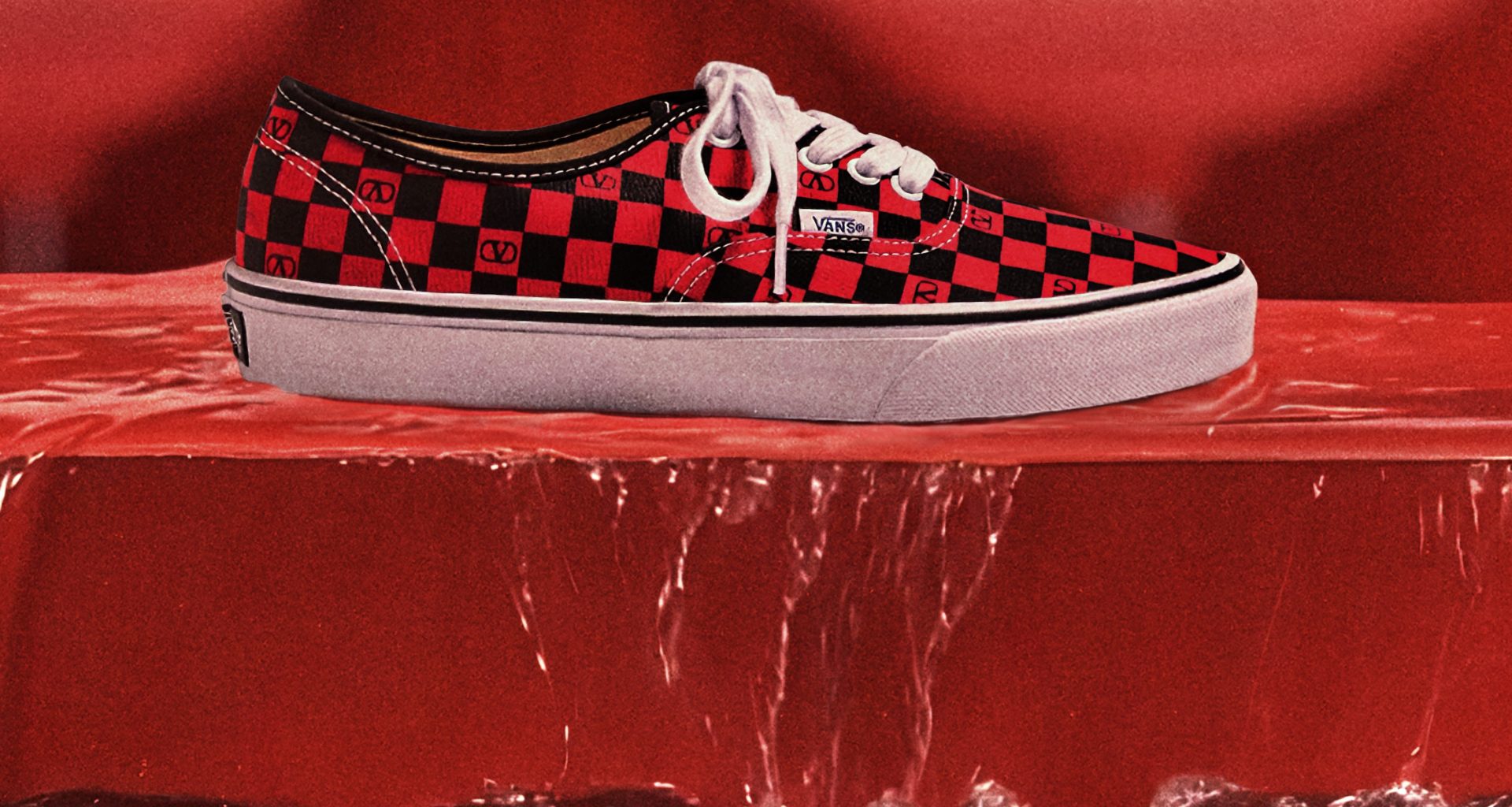 VALENTINO GARAVANI AND VANS COLLABORATION - A MORE VULNERABLE AND FLUID DIMENSION VALENTINO GARAVANI AND VANS COLLABORATION - A MORE VULNERABLE AND FLUID DIMENSION Vanity Teen 虚荣青年 Lifestyle & new faces magazine