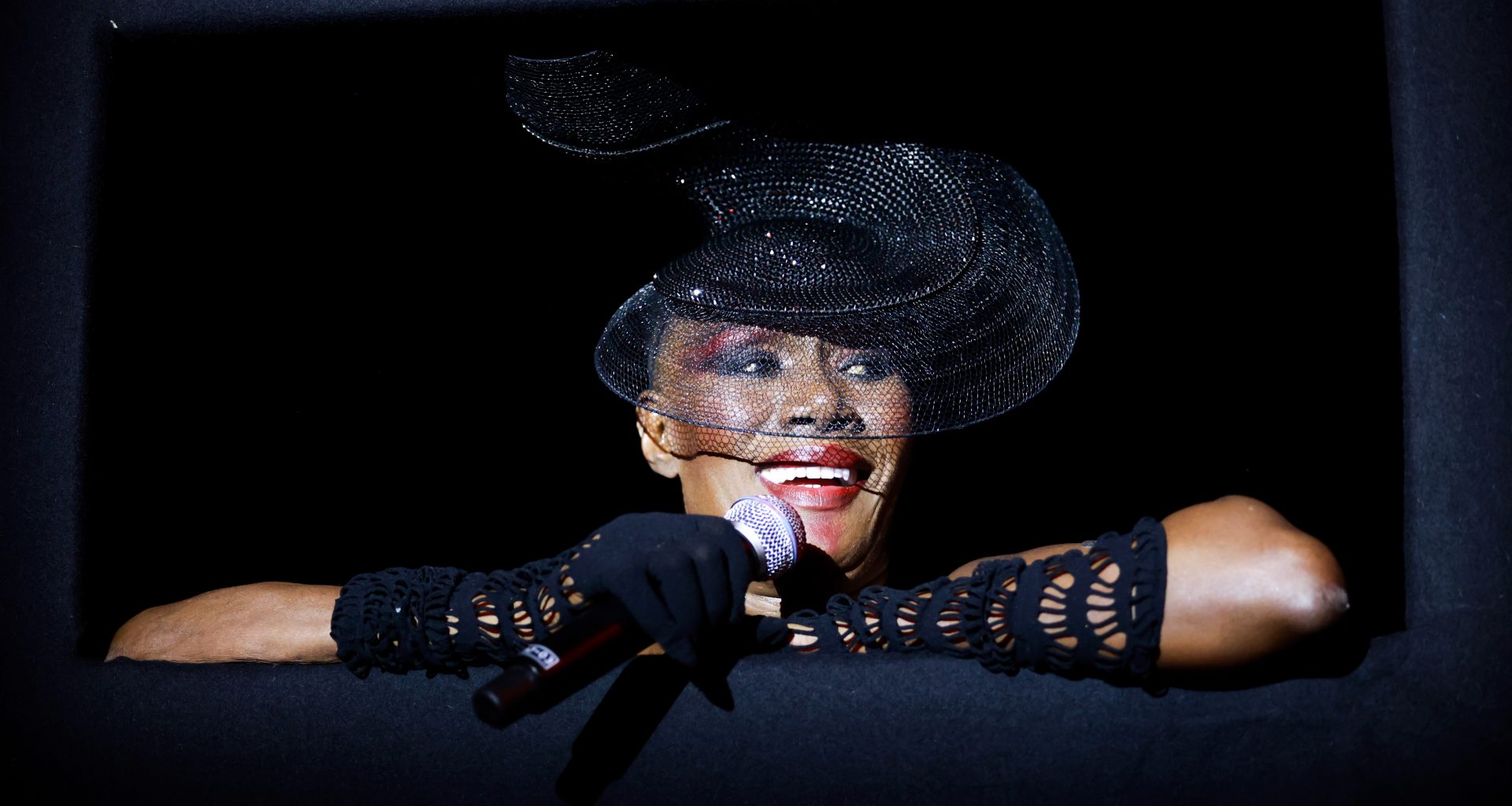 amfAR Raises $2.1 Million at Inaugural London Gala amfAR Raises $2.1 Million at Inaugural London Gala Vanity Teen 虚荣青年 Lifestyle & new faces magazine