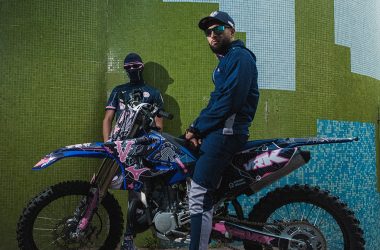 Mizuno Sportstyle Meets VRUNK For A Collaborative Capsule, Tapping Into The Heart Europe’s Most Influential Streetwear Sub-Culture Mizuno Sportstyle Meets VRUNK For A Collaborative Capsule, Tapping Into The Heart Europe’s Most Influential Streetwear Sub-Culture Vanity Teen 虚荣青年 Lifestyle & new faces magazine