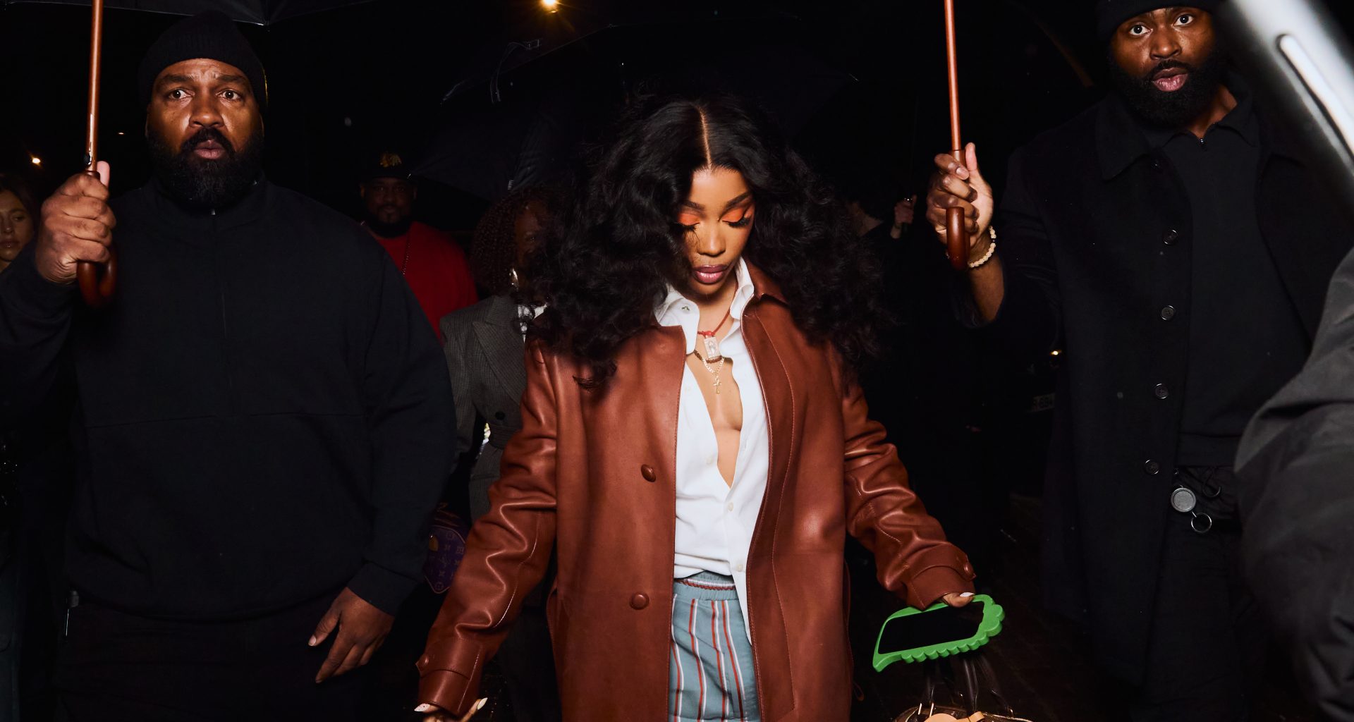 SZA Appears Front Row at Paris Fashion Week in Custom 1-of-1 Vans by Rachel Goatley SZA Appears Front Row at Paris Fashion Week in Custom 1-of-1 Vans by Rachel Goatley Vanity Teen 虚荣青年 Lifestyle & new faces magazine