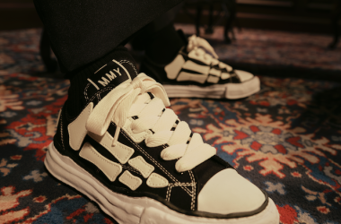 AMIRI & MAISON MIHARA YASUHIRO UNVEIL THE NEXT CHAPTER OF THEIR LIMITED-EDITION SNEAKER AMIRI & MAISON MIHARA YASUHIRO UNVEIL THE NEXT CHAPTER OF THEIR LIMITED-EDITION SNEAKER Vanity Teen 虚荣青年 Lifestyle & new faces magazine