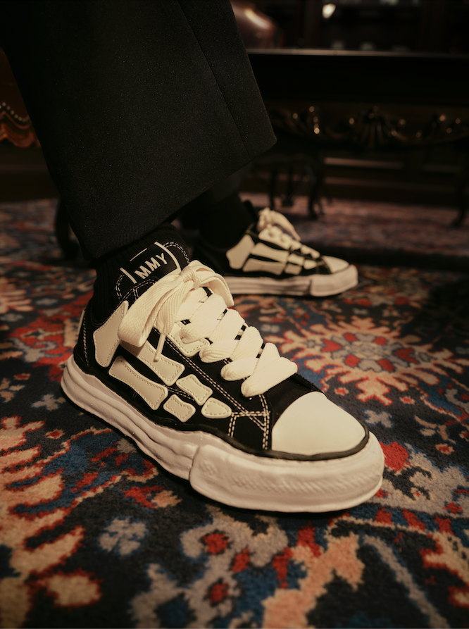 AMIRI & MAISON MIHARA YASUHIRO UNVEIL THE NEXT CHAPTER OF THEIR LIMITED-EDITION SNEAKER AMIRI & MAISON MIHARA YASUHIRO UNVEIL THE NEXT CHAPTER OF THEIR LIMITED-EDITION SNEAKER Vanity Teen 虚荣青年 Lifestyle & new faces magazine