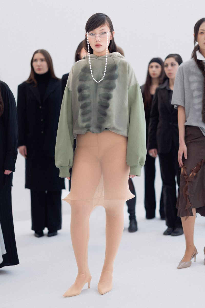 CRASH TEST FEMININITY: Beate Karlsson’s AVAVAV Fall/Winter 2026 at Milan Fashion Week Turns System Failure into Spectacle Vanity Teen 虚荣青年 Lifestyle & new faces magazine CRASH TEST FEMININITY: Beate Karlsson’s AVAVAV Fall/Winter 2026 at Milan Fashion Week Turns System Failure into Spectacle CRASH TEST FEMININITY: Beate Karlsson’s AVAVAV Fall/Winter 2026 at Milan Fashion Week Turns System Failure into Spectacle Vanity Teen 虚荣青年 Lifestyle & new faces magazine