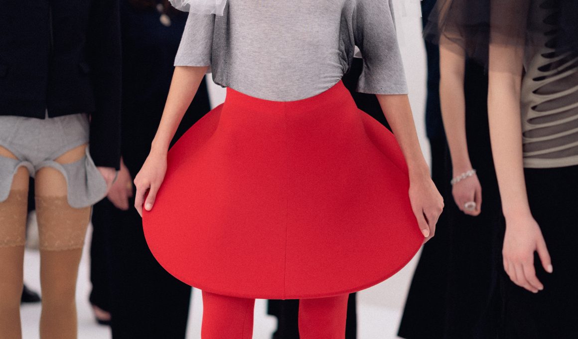 CRASH TEST FEMININITY: Beate Karlsson’s AVAVAV Fall/Winter 2026 at Milan Fashion Week Turns System Failure into Spectacle CRASH TEST FEMININITY: Beate Karlsson’s AVAVAV Fall/Winter 2026 at Milan Fashion Week Turns System Failure into Spectacle Vanity Teen 虚荣青年 Lifestyle & new faces magazine