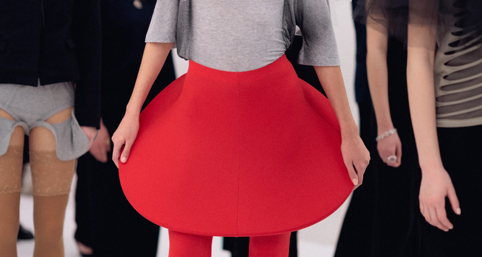 CRASH TEST FEMININITY: Beate Karlsson’s AVAVAV Fall/Winter 2026 at Milan Fashion Week Turns System Failure into Spectacle Vanity Teen 虚荣青年 Lifestyle & new faces magazine CRASH TEST FEMININITY: Beate Karlsson’s AVAVAV Fall/Winter 2026 at Milan Fashion Week Turns System Failure into Spectacle CRASH TEST FEMININITY: Beate Karlsson’s AVAVAV Fall/Winter 2026 at Milan Fashion Week Turns System Failure into Spectacle Vanity Teen 虚荣青年 Lifestyle & new faces magazine