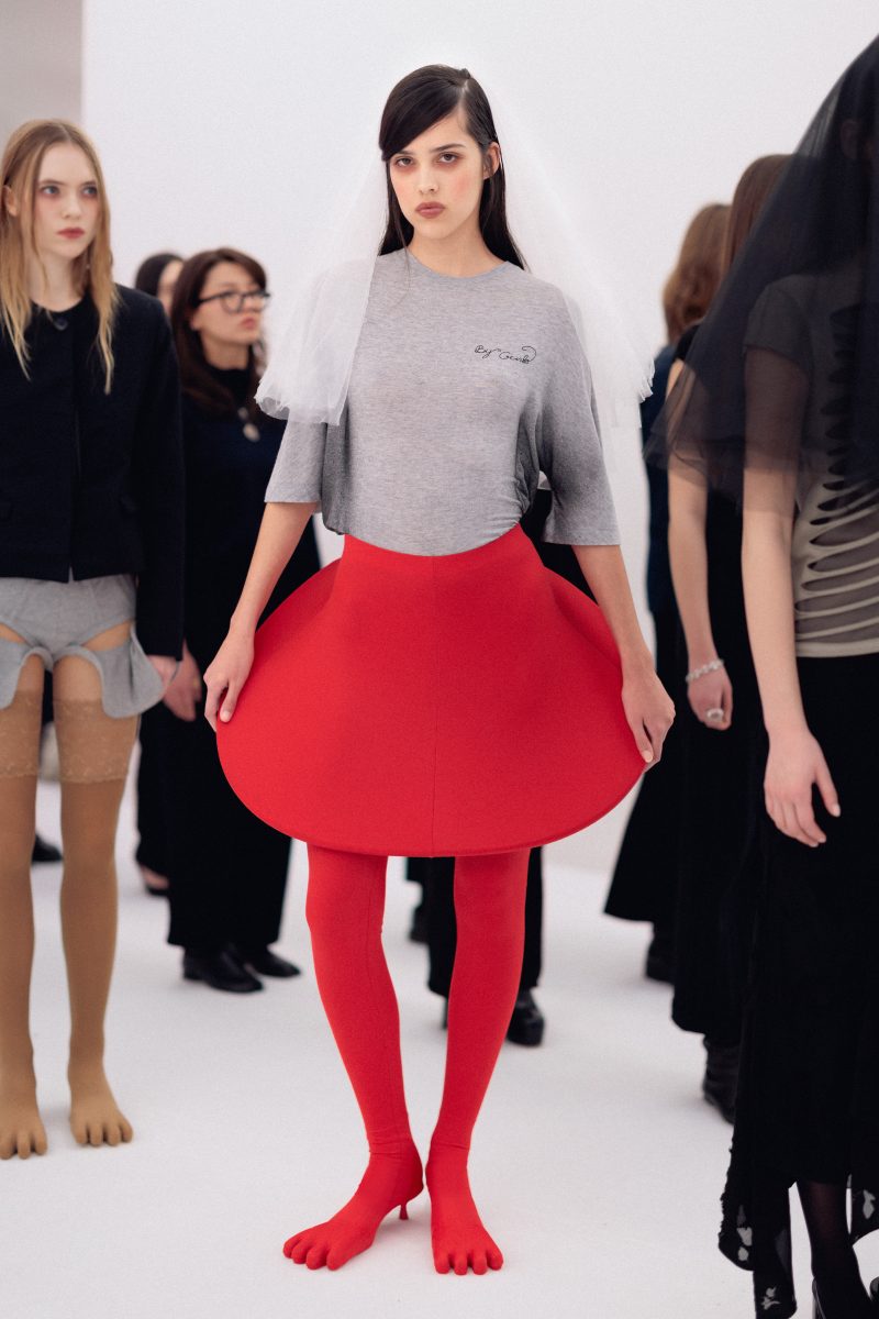 CRASH TEST FEMININITY: Beate Karlsson’s AVAVAV Fall/Winter 2026 at Milan Fashion Week Turns System Failure into Spectacle CRASH TEST FEMININITY: Beate Karlsson’s AVAVAV Fall/Winter 2026 at Milan Fashion Week Turns System Failure into Spectacle Vanity Teen 虚荣青年 Lifestyle & new faces magazine