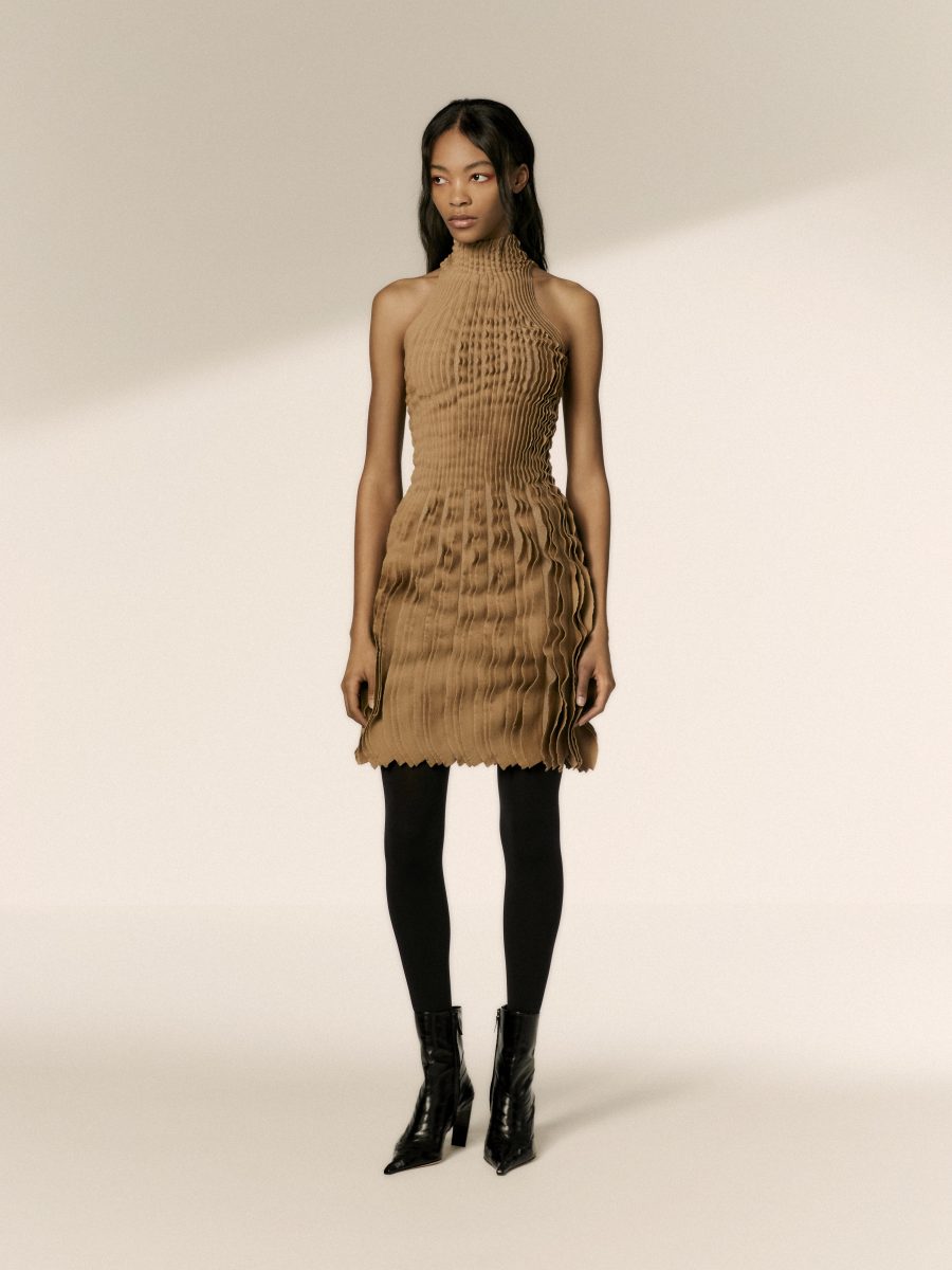 On Our Radar: Maison ArdAzAei’s Folded Sea Surfaces in a Sculptural, Subversive Prêt-à-Porter On Our Radar: Maison ArdAzAei’s Folded Sea Surfaces in a Sculptural, Subversive Prêt-à-Porter Vanity Teen 虚荣青年 Lifestyle & new faces magazine