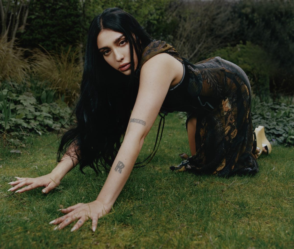 OTTOLINGER’S “GIRLFRIEND” IS NOT A MOOD — IT’S A SURVIVAL STRATEGY OTTOLINGER’S “GIRLFRIEND” IS NOT A MOOD — IT’S A SURVIVAL STRATEGY Vanity Teen 虚荣青年 Lifestyle & new faces magazine