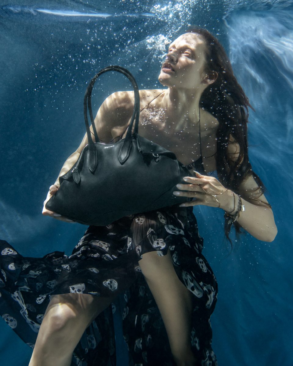 Beneath the Surface: McQueen’s Manta Emerges as the House’s New Icon Beneath the Surface: McQueen’s Manta Emerges as the House’s New Icon Vanity Teen 虚荣青年 Lifestyle & new faces magazine