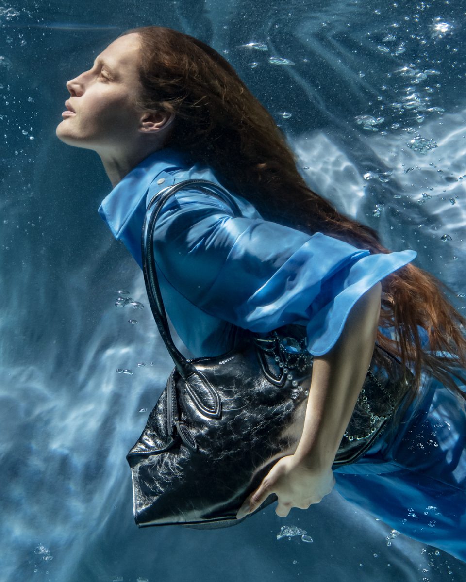 Beneath the Surface: McQueen’s Manta Emerges as the House’s New Icon Beneath the Surface: McQueen’s Manta Emerges as the House’s New Icon Vanity Teen 虚荣青年 Lifestyle & new faces magazine