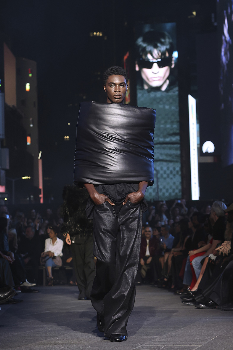 Gucci core for the Cruise 2027 goes to New York: a return to a glorious era Vanity Teen 虚荣青年 Lifestyle & new faces magazine Gucci core for the Cruise 2027 goes to New York: a return to a glorious era Gucci core for the Cruise 2027 goes to New York: a return to a glorious era Vanity Teen 虚荣青年 Lifestyle & new faces magazine