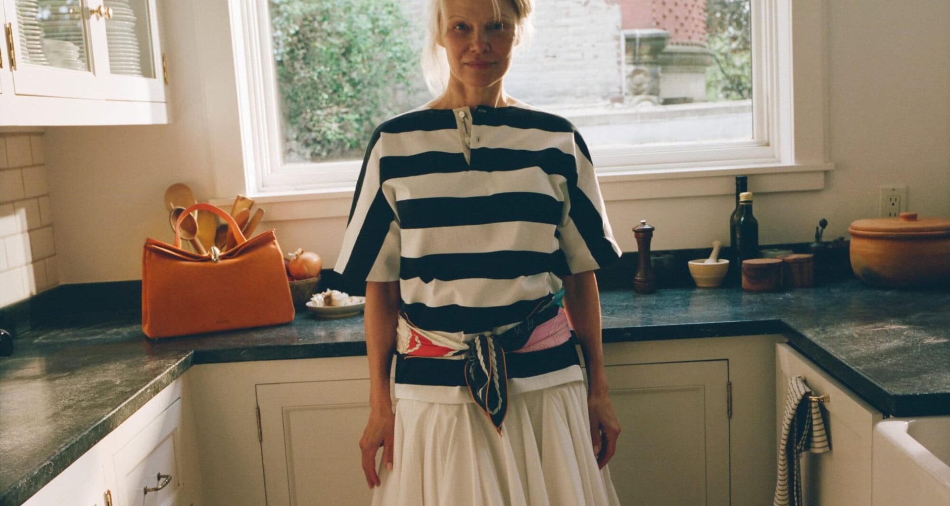 JACQUEMUS AND PAMELA ANDERSON TURN FAMILY LIFE INTO FASHION FANTASY JACQUEMUS AND PAMELA ANDERSON TURN FAMILY LIFE INTO FASHION FANTASY Vanity Teen 虚荣青年